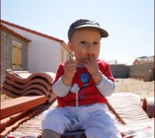 P'tit bonhomme en mode gouter dans le jardin :)