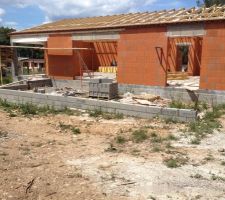 Les maçons ont terminés les génoises et commencé la terrasse non couverte