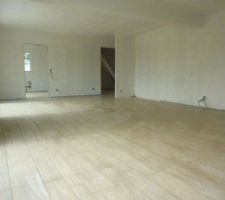 Pi&egrave;ce &agrave; vivre et vue sur cuisine et entr&eacute;e