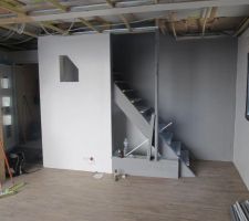 Le mur rembarde escalier pour fixer le plasma