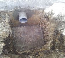 Dalle regard derrière et tube sous vs