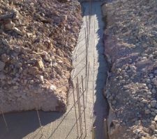 Coulage des 40cm de fondation. Ca y est on y est 1.1m de beton dans les fouilles on va pouvoir passer aux choses serieuses