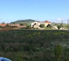 Le terrain de 1270m2. 1 m de denivele sur la longueur.
Sol argileux assujetis au phénomène de retrait gonflement d'ou fondations balaises. Chateua dans les environs donc avis ABF obligatoire
