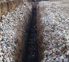 Début des fouilles. L'étude de sol nous demande des fouilles à 1.5m sous le trrain naturel. Etatn donnée qu'on a deja décapé 40cm pour mettre les cailloux il nous reste 1.1m à creuser.Un peu chiant avec cette caillasse qui à tendance à tomber dans les fouilles