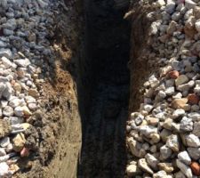 Début des fouilles. L'étude de sol nous demande des fouilles à 1.5m sous le trrain naturel. Etatn donnée qu'on a deja décapé 40cm pour mettre les cailloux il nous reste 1.1m à creuser.Un peu chiant avec cette caillasse qui à tendance à tomber dans les fouilles