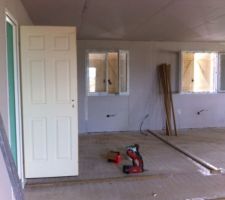 La porte qui m&egrave;nera au garage avec en arri&egrave;re plan deux futures chambres.