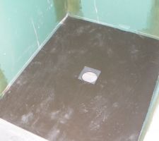 Le bac &agrave; carreler de la douche &agrave; l'italienne en place, reste &agrave; le mettre de niveau et le coller...