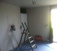Chambre parentale avec porte pour accès salle d'eau