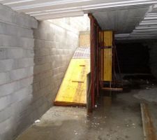 Escalier vers le sous-sol / garage