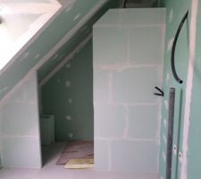 Voici le mur pour la douche coté gauche ca sera un meuble sdb