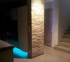 Colonne porteuse qui sépare l'entrée et la cuisine habillée de parements (led RGB multicolor )