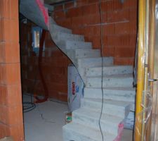 Montée d'escalier une rampe en fer forgé est prévue