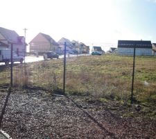 Vue &agrave; la droite du terrain