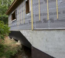 Par précaution nous avons goudronné les parpaings au au niveau du vide sanitaire