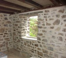 La fenêtre est du 1er étage remise à neuf : changement du linteau intérieur et rejointoyage.