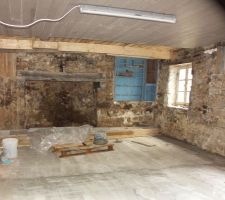 La dalle sur plots achevée. Sur les dalles de 40*40 a été coulé une chape de 3 cm armée par du PAF-C.