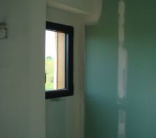 Dans la petite salle de bain, le plafond est terminé (sous couche   peinture), et la sous couche est passée là où ce ne sera pas carrelé.