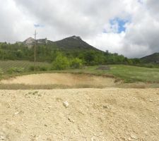 Voici la premi&egrave;re photo du terrain face vue au Nord. Le plateau est d&eacute;j&agrave; fait. Une chance inouie.