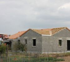 Avancement de la couverture, avec des couvreurs un poil grandes gueules.