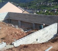 Une journ&eacute;e &agrave; trois et voici le travail...OK les blocs &agrave; bancher se montent tr&egrave;s vite !!!
