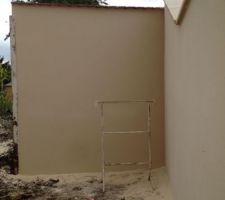 Mise en place enduit clôture voisin