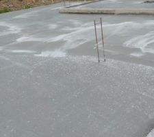 L&agrave; on a l'impression qu'un b&eacute;ton plus liquide a &eacute;t&eacute; utilis&eacute; pour la partie droite de la photo