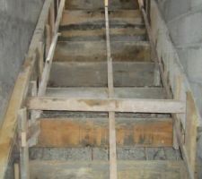 Le coffrage et le ferraillage de l'escalier est en place.