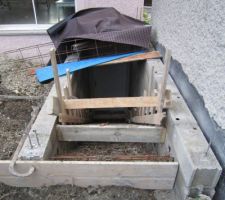 Le coffrage et le ferraillage de l'escalier est en place (bien vu la protection anti-pluie pour travailler ;-))