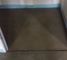 Un décalage est prévu pour compenser la différence d'épaisseur entre le parquet et le carrelage