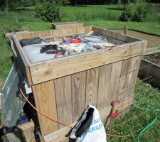 Cuve de 1000 litres. L'arrosage est assuré grâce à une pompe installé dans un coffrage dédié.