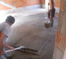 R&eacute;alisation de la chape de garage,derni&egrave;re chape ,nous n'avons pas oubli&eacute; de noyer un sachet contenant Du Sel,3 Clous,et 1? ,mon &eacute;pouse est un peu superstitieuse..