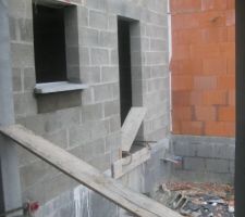 Pose appuis de fen&ecirc;tres et seuils baies et portes.