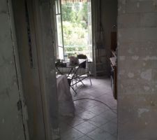 Ouverture arri&egrave;re cuisine (vue depuis l'arriere cuisine)