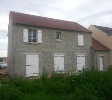 Volets et garde corps pos&eacute;s.