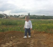 Mr Lucas qui vient inspecter la bonne terre de son terrain :)
