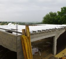 La pose du plancher hourdis sous la pluie du Gers.