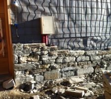 Ça y est on commence le parement pierre extérieur !