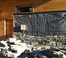 Ça y est on commence le parement pierre extérieur !