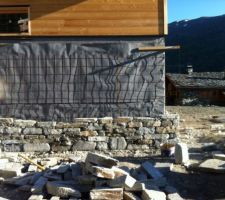 Ça y est on commence le parement pierre extérieur !