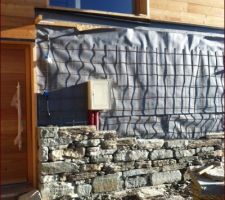 Ça y est on commence le parement pierre extérieur !