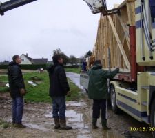 Mon doudou prend soin du déchargement de la charpente