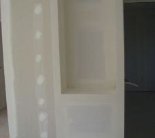 Ma très belle niche de l'entrée, sur le côté gauche emplacement futur poêle à bois