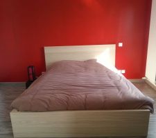 Un grand lit en 160/200 comme dans nos rêves !
C'est un lit Ikéa qui nous a surpris par sa qualité au montage ... à voir dans le temps