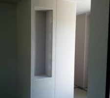 Niche dans l'entrée... gaine technique pleine de vide qui sera au moins "déco" !