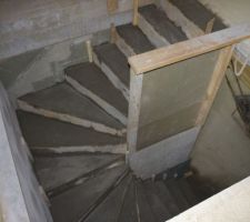 L'escalier betton et terminé plus qu'à attendre qu'il soit sec pour décoffrer.