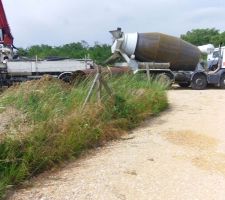 La toupie remplie de béton qui alimente le camion avec le tuyau à béton ^^