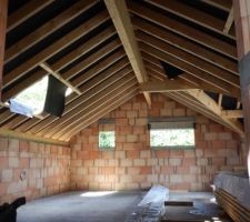 L'intérieur de la partie parentale et le velux de la salle de douche