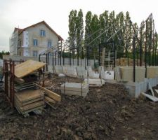 La structure métallique de la maison est pratiquement finie moins de 2 jours après le coulage de la dalle.