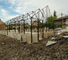 La structure métallique de la maison est pratiquement finie moins de 2 jours après le coulage de la dalle.