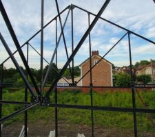 La structure métallique de la maison est pratiquement finie moins de 2 jours après le coulage de la dalle.